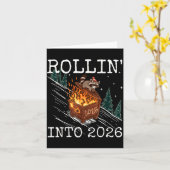 Carte Funny Raccoon Rolling Into 2026 Retro New Year 202 (Fleur jaune)