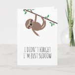 Carte Funny Sloth rose Beldate Anniversaire<br><div class="desc">Drôle carte d'anniversaire avec un paresseux accroché à une branche avec des feuilles verts au-dessus du texte "Je n'ai pas oublié. Je ne suis qu'un mordu" en lettres de charme. Si vous ouvrez la carte, vous voyez le même parfum maintenant en vêtements colorés rose et jaune, portant un casquette de...</div>