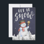 Carte Funny Snowman | Laisser neiger la typographie arge<br><div class="desc">Let It Snow argent parties scintillant brossé script de typographie sur un grand bonhomme de neige avec casquette et foulard rouge entouré de chute de neige contre un arrière - plan de tableau noir de minuit bleu avec une scène de montagnes avec des pins faisant une carte de voeux rustique...</div>