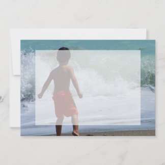 Carte garçon sur la plage jouant dans l'eau