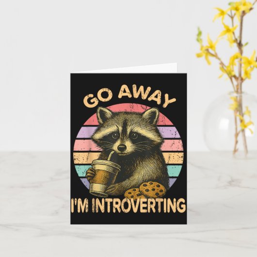 Carte Go Away I'm Introverting Funny Raccoon Sarcastic (Fleur jaune)