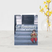 Carte Go Bananas Garçon assis sur les marches Anniversai (Fleur jaune)