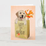 Carte Golden Retriever dans le sac d'anniversaire 18th B<br><div class="desc">Jolie récupératrice dorée dans un sac en papier brun générique avec marguerite orange pour 18ème anniversaire. Le texte/l'âge peut être modifié.</div>