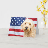 Carte Goldendoodle avec drapeau américain (Fleur jaune)
