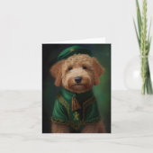 Carte Goldendoodle en robe de la Saint-Patrick (Devant)
