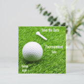 Carte Golf Sauvez la date avec balle de golf sur vert (Debout devant)