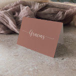 Carte Gracias Mariage pliée en terre cuite Calligr<br><div class="desc">Cette calligraphie carte gracias mariage pliée en terre cuite est parfaite pour un mariage rustique. Le design sobre et élégant est caractérisé par une typographie classique et sophistiquée. Personnalisez l'intérieur de la carte avec vos noms, et un message de remerciement. Ou laissez la section de message de remerciement vide et...</div>