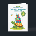 Carte Grandson 2e anniversaire Personnalisez la mignonne<br><div class="desc">Faites de votre petit-fils le 2e anniversaire extra spécial avec cette carte de tortue personnalisée portant son nom sur le devant. Une tortue souriante apporte des cadeaux avec de petits amis qui se joignent à la fête,  créant un souvenir doux et mémorable pour son grand jour.</div>