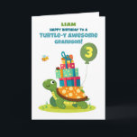 Carte Grandson 3e anniversaire Personnalisez la jolie to<br><div class="desc">Célébrez le 3e anniversaire de votre petit-fils avec une carte de tortue personnalisée portant son nom sur le devant. Une tortue heureuse porte des cadeaux avec une abeille,  coccinelle et chenille pour apporter des sourires supplémentaires à sa journée spéciale.</div>