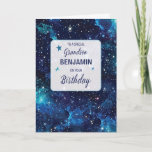 Carte Grandson Anniversaire Etoiles en Galaxy Sky<br><div class="desc">Cette carte présente un ciel de galaxie éblouissant rempli d'étoiles scintillantes, capturant l'émerveillement et la beauté de l'univers. L’avant présente un nom personnalisé, ajoutant une touche personnelle au design et le rendant particulièrement significatif pour l’anniversaire du petit-fils. La toile de fond cosmique met en lumière le message de célébration, mêlant...</div>