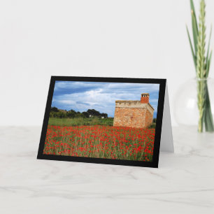 Carte Grange rurale dans un champ de pavots floraux