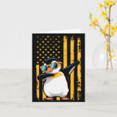 Carte Graphic Penguin Retro American Flag Funny Penguin  (Fleur jaune)