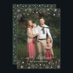 Carte Green Winter Snowflics Photo de Noël<br><div class="desc">Festive Winter Snowflakes Christmas Photo Cartes de Noël avec votre photo et un cadre sucré de flocons de neige blanc et capricieux. Le dos est vert hivernal,  mais peut être changé. Veuillez nous contacter à cedarandstring@gmail.com si vous avez besoin d'aide pour la conception ou les produits correspondants.</div>
