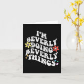 Carte Groovy Je suis Beverly faisant des choses de Bever (Fleur jaune)
