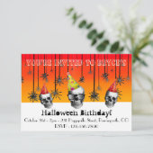 Carte Halloween Anniversaire orange crânes noirs casquet (Debout devant)