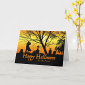Carte Halloween pour Fiancé, baiser d'un couple au cimet (Fleur jaune)