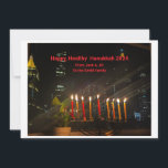 Carte Hanoukka 2024 heureuse et saine<br><div class="desc">L'image représente une carte Hanoukka avec un paysage urbain nocturne et un menorah lumineux au premier plan. La menorah a neuf bougies,  toutes éclairées,  symbolisant les huit nuits d'Hanoukka. La carte comprend le message "Happy,  Healthy Hanoukka 2024" et un accueil personnalisé de Jack & Jill à la famille Smith.</div>