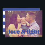 Carte Hanoukka Blue Love and Light Photo Single<br><div class="desc">Cette carte Hanoukka moderne présente les mots amour & lumière en bleu sur une photo pleine saignée. Le dos a un motif rayé correspondant.</div>