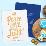 Carte Hanoukka Peace Love et Light<br><div class="desc">Célébrez la joie d'Hanoukka avec cette carte de vacances élégante "Paix, Amour et Lumière", avec un élégant script or et un accent Star of David. Un message sincère sur le dos ajoute chaleur et sens, le rendant parfait pour envoyer des bénédictions à des amis et à la famille. Personnalisez avec...</div>