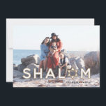Carte Hanoukka Shalom Star - Or<br><div class="desc">Le mot "Shalom" dit tout sur ce Carte photo Hanoukka moderne avec l'Étoile de David. La couleur Arrière - plan sur le dos est personnalisable. Recherchez les produits de coordination de Parcel Studios.</div>