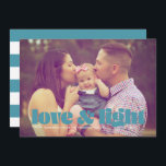Carte Hanoukka turquoise Love and Light Single Pho<br><div class="desc">Cette carte Hanoukka moderne présente les mots amour & lumière en turquoise sur une photo pleine saignée. Le dos a un motif rayé.</div>