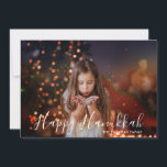 Carte Happy Hanoukka Photo Nom personnalisé<br><div class="desc">Ce design de vacances présente votre photo préférée avec le texte "Happy Hanoukka" et votre nom de famille dans une superposition de typographie blanche moderne. Au verso se trouve un motif de corail et de quatrefoil doré. Personnalisez en modifiant le texte dans les zones de texte fournies et en ajoutant...</div>