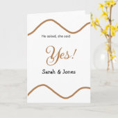 Carte He asked she said yes engagement simple minimal  (Fleur jaune)
