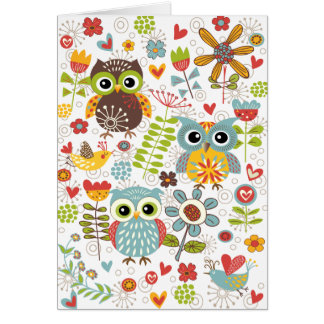 Carte heureuse colorée de hiboux et de fleurs