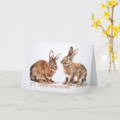 Carte heureuse d'anniversaire de lapins (Fleur jaune)