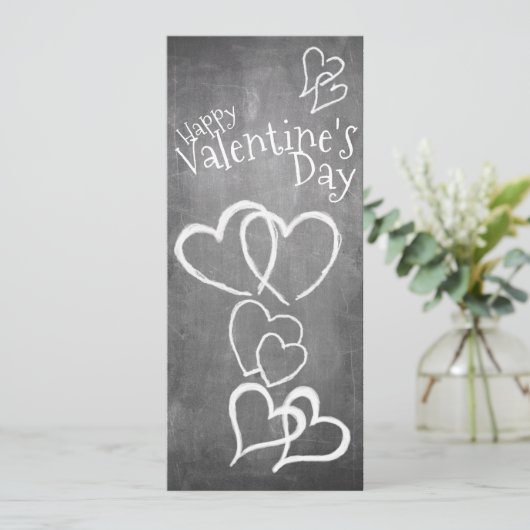Carte Heureuse Sainte-Valentin sur un tableau à craie (Debout devant)