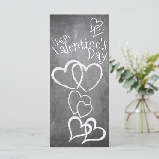 Carte Heureuse Sainte-Valentin sur un tableau à craie (Debout devant)