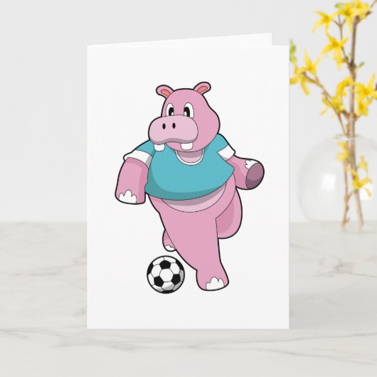 Carte Hippo en tant que joueur de football avec ballon.P (Fleur jaune)