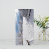 Carte hiver pittoresque le long de l'étang et des forêts (Debout devant)