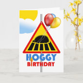 Carte Hoggy Birthday, Hedgehog Crossing Road (Fleur jaune)