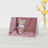 Carte Huey le chaton dans une cravate rose (Fleur jaune)