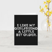 Carte I Like My Girlfriend A Little Bit Older Funny Sayi (Fleur jaune)