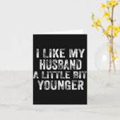 Carte I Like My Husband A Little Bit Younger Joke Valent (Fleur jaune)