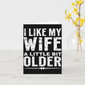 Carte I Like My Wife A Little Bit Older Funny Saying Wom (Fleur jaune)