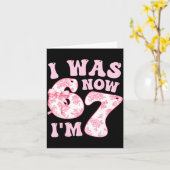 Carte I Was 6 Now I'm 7 67 Meme Groovy Retro 7th Birthda (Fleur jaune)