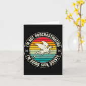 Carte I'm Not Procrastinating I'm Doing Side Quests Drag (Fleur jaune)