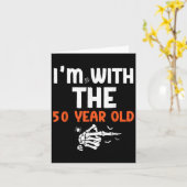 Carte I'm With The 50 Year Old 50th Birthday Halloween C (Fleur jaune)