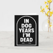 Carte In Dog Years I’m Dead Funny Aging Graphic  (Fleur jaune)