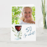 Carte Inspirational Red Wine 50th Birthday Photo<br><div class="desc">Inspirational Red Wine 50th Birthday Carte photo. 50e anniversaire avec une citation drôle et inspirante 50 Alors quoi. Le design est orné d'un verre de vin rouge et de brindilles. Personnalisez la carte avec n'importe quel âge. Insérez votre photo dans le modèle et faites une carte de voeux d'anniversaire très...</div>