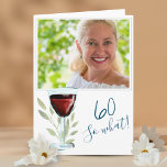 Carte Inspirational Red Wine 60th Birthday Photo<br><div class="desc">Inspirational Red Wine 60th Birthday Carte photo. 60e anniversaire avec une citation drôle et inspirante 60 Alors quoi. Le design est orné d'un verre de vin rouge et de brindilles. Personnalisez la carte avec n'importe quel âge. Insérez votre photo dans le modèle et faites une carte de voeux très personnelle...</div>