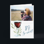 Carte Inspirational Red Wine 80th Birthday Photo<br><div class="desc">Inspirational Red Wine 80th Birthday Carte photo. Carte de 80e anniversaire avec une citation drôle et inspirante 80 Alors quoi. Le design est orné d'un verre de vin rouge et de brindilles. Personnalisez la carte avec n'importe quel âge. Insérez votre photo dans le modèle et faites une carte de voeux...</div>