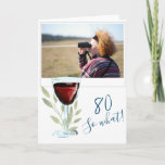 Carte Inspirational Red Wine 80th Birthday Photo<br><div class="desc">Inspirational Red Wine 80th Birthday Carte photo. Carte de 80e anniversaire avec une citation drôle et inspirante 80 Alors quoi. Le design est orné d'un verre de vin rouge et de brindilles. Personnalisez la carte avec n'importe quel âge. Insérez votre photo dans le modèle et faites une carte de voeux...</div>