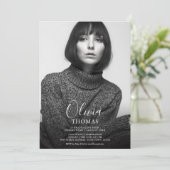 Carte Invitation Simple Chic Photo Graduation Part (Debout devant)