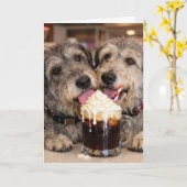 Carte Irish Wolfhounds d'anniversaire léchant un Float d (Fleur jaune)