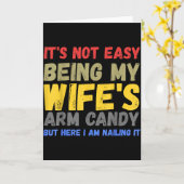 Carte Its Not Easy Being My Wifes Arm Candy Retro Funny (Fleur jaune)