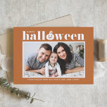 Carte Jack-o'-lanterne Orange Photo Halloween heureux<br><div class="desc">Joyeux Halloween ! Envoyez des salutations Halloween à votre famille et à vos amis avec cette carte Halloween personnalisable. Il présente une typographie rétro et audacieuse et un accent citrouille avec un arrière - plan orange. Personnalisez en ajoutant vos détails. Cette carte Halloween photo personnalisée est disponible en d'autres couleurs....</div>